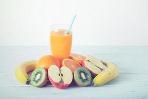 fruktjuice på ett träbord foto