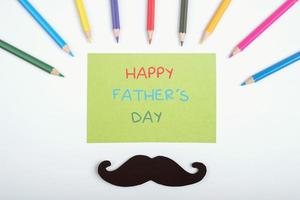 färgpennor och fars dag hälsningar foto