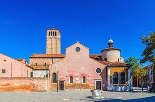 chiesa di san giacomo dall'orio eller san giacomo apostolo katolska kyrkobyggnad med klocktorn i Venedig foto