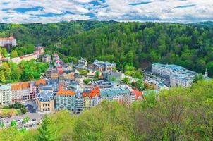 översta flygfoto panoramautsikt över karlovy variera foto