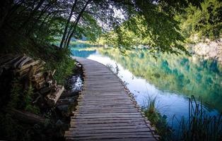 trästig strandpromenadbro, nationalpark Plitvice sjöar, Kroatien foto