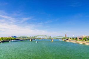 Hohenzollern-bron eller Hohenzollernbrucke över floden Rhen foto