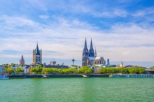 Kölns stadsbild av historiska stadskärnan med Kölns katedral foto