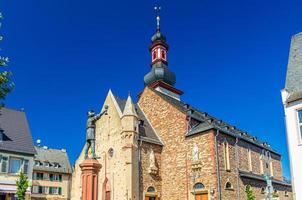 st. jakobus katolska kyrkobyggnad med klocktornspira i rudesheim am rhein foto