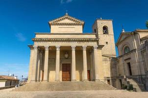 basilica di san marino - katolsk kyrka belägen i republiken san marino på piazza domus plebis foto