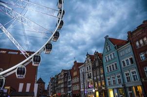 stort pariserhjul, byggnader och torn brama stagiewna, gdansk, Polen foto