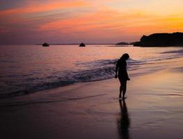 portugal, algarve, de bästa stränderna i portimao, praia da rocha, solnedgång över Atlanten foto