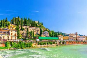 floden adige i verona stads historiska centrum foto