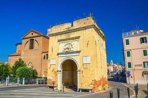 porta santa maria o porta garibaldi gate och katedral santa maria assunta duomo katolska kyrkan i chioggia foto