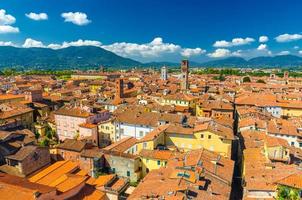 Flygfoto översta panoramautsikt över historiska centrum medeltida stad lucca foto