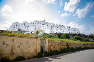 panoramautsikt över staden ostuni med vita byggnader i puglia foto