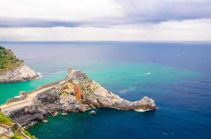 chiesa san pietro katolska kyrkan, lord byron parque naturpark de portovenere stad foto