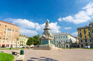 monumento a camillo benso conte di cavour staty på torget piazza carlo emanuele ii med gamla byggnader runt om i historiska stadskärnan foto