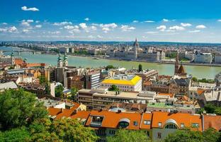 panoramautsikt över budapest stad med parlamentsbyggnad i Ungern foto