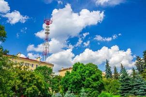 TV-torn bakom byggnad i gröna träd park i minsk stads historiska centrum foto