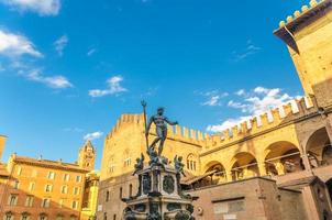 Neptunus fontän Fontana del nettuno och palazzo re enzo palats byggnad på piazza del nettuno neptunus torg foto