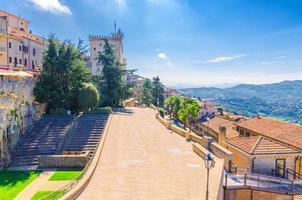 utsikt över gator, torg och palazzo pubblico palatsbyggnad i republiken san marino foto