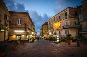 gatorna i staden, kaféer och restauranger på kvällen, Tropea, Italien foto