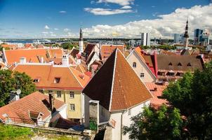 panoramautsikt över gamla stan tallinn med torn och murar, estland foto