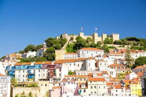 portugal, panoramautsikt över lissabon på sommaren, Lissabon fästning hill lose-up, turistiska centrum av lissabon, st. georges medeltida slott foto