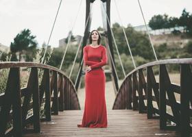 elegant ung kvinna på bron foto