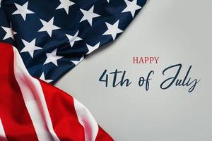 glad självständighetsdagen 4 juli. amerikanska flaggan med texten glad 4 juli foto