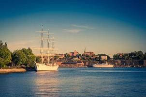 vitt skepp yacht båt vandrarhem på sjön malaren, stockholm, sverige foto