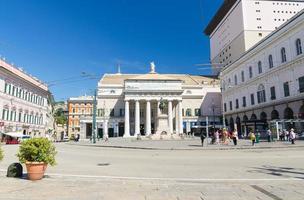 teatro carlo felice teaterbyggnad och monumento a garibaldi monument på torget piazza raffaele de ferrari foto