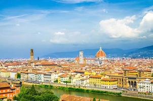 top panoramautsikt över Florens stad med katedralen duomo cattedrale di santa maria del fiore foto