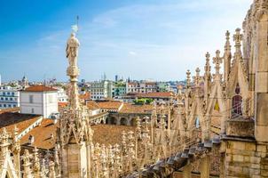 vita marmorstatyer på taket av katedralen Duomo di Milano, Italien foto