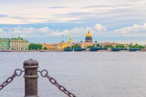 stadsbilden i saint petersburg leningrad med vinterpalatset, statligt eremitagemuseum foto