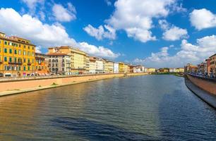 rad av gamla färgglada byggnader hus på banvallen promenaden av Arno floden foto