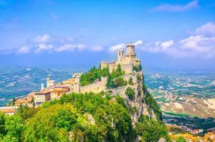 republiken san marino prima torre guaita första fästningstorn med tegelväggar på berget titano stenklippa foto