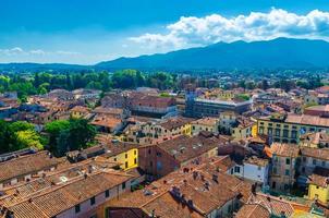 Flygfoto översta panoramautsikt över historiska centrum medeltida stad lucca foto