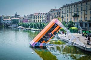 milan, italien, buss nedsänkt i sjön, spiderman-filmreklam foto