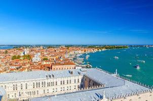 Flygfoto panoramautsikt över Venedigs stads historiska centrum foto