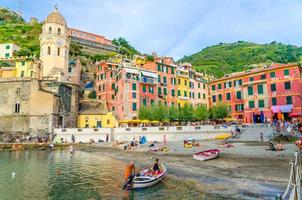 vernazza, italiensk hamn med båtar, strand, chiesa di santa margherita kyrka foto