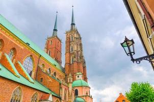 utsikt underifrån av katedralen i St. john the baptist katolska kyrkan med två tegeltorn foto