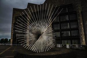 modern konstskulptur nära stadshuset i mainz foto