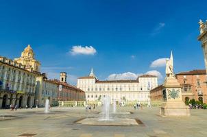 turin, Italien, 10 september 2018 kungliga palatset palazzo reale, san lorenzo kyrka på slottstorget piazza castello foto