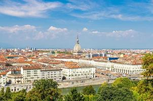 panoramautsikt från luften över Turins stadssilhuett med torget piazza vittorio veneto, po-floden och mole antonelliana-byggnaden foto