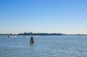 panoramautsikt över ön san francesco del deserto i den venetianska lagunen foto