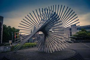 modern konstskulptur nära stadshuset i mainz foto