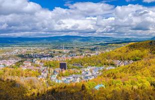 karlovy vary city panoramautsikt över staden med rad färgglada mångfärgade byggnader foto