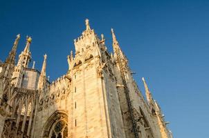 vita väggar av katedralen duomo di milano med höga fönster, Italien foto