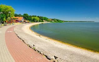 strandpromenaden i byn nida, curonian spott, Östersjön, Litauen foto