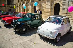 vintage klassiska retro bilar bilar i Italien foto