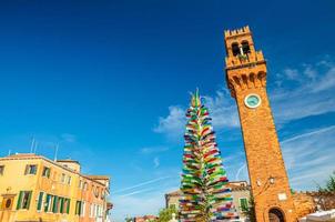 murano klocktorn torre dell'orologio i san stefano kyrka, färgglad julgran gjord av murano glas foto