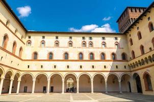 gammalt medeltida sforza slott castello sforzesco och tornet, Milano, Italien foto