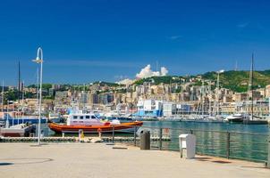 port porto antico hamn med lyxiga vita yachter i historiska centrum av den gamla europeiska staden Genua foto